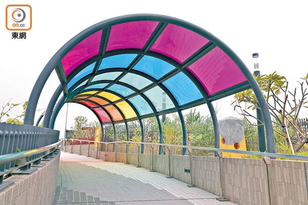 彩虹隧道是打卡必到之處，陽光照射下地上有七色效果。