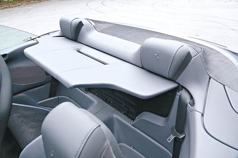 專利認證的擋風板，採用融合於後排座椅靠背的設計，有助減少座艙內的紊流。