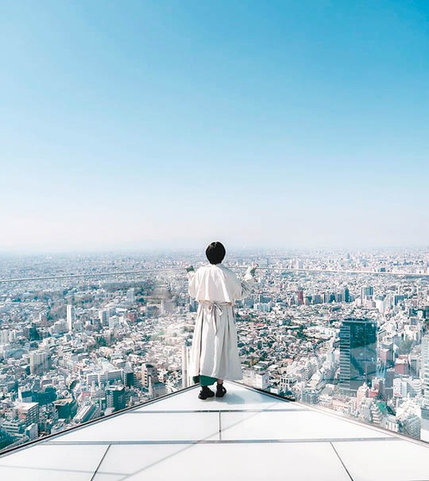 涉谷地標Shibuya Sky，設有360度的透明觀景台，圖中為排長龍的影相位。