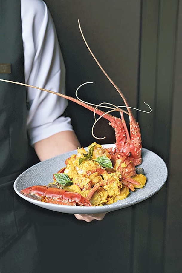 泰皇咖喱龍蝦<br>黃咖喱配澳洲龍蝦燜煮，再加入雞蛋烹調，令咖喱入口更軟滑，香辛鮮味。