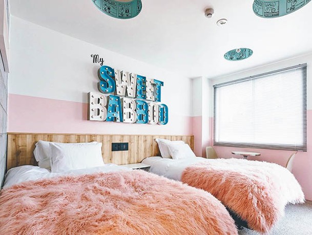 以查理布朗和其妹莎莉布朗各自的戀愛遭遇為主題的Room 62，粉色系的裝潢可愛又浪漫。