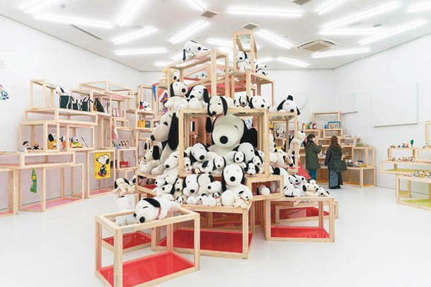 Snoopy Wonder Room放滿世界各地粉絲的珍貴收藏品，中心位置更堆起了「公仔塔」。