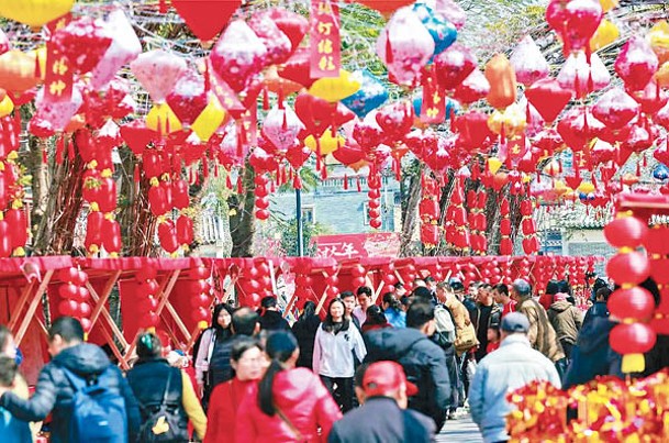 大紅燈籠高高掛，非常有節日氣氛。（小紅書@千秋）