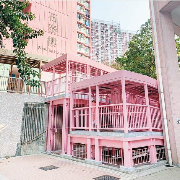 石籬邨旁的整座天橋都被髹上粉紅色，非常罕見。（IG@ownurstory_hk）