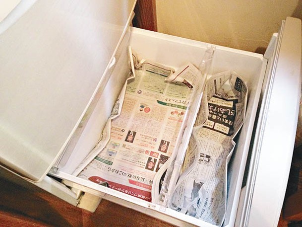 想衣櫃避免潮濕，不妨將報紙鋪在衣櫃底層。