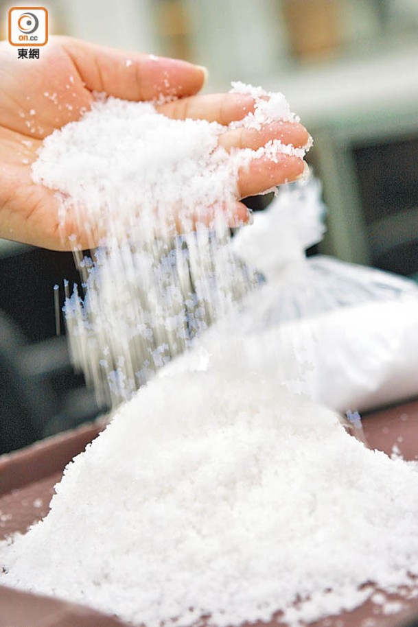 粗鹽含有氯化鎂和氯化鈣，可延長地面乾爽狀態。