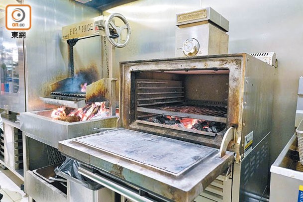 廚房置有開放式烤架，旁邊的Josper烤爐也可令食物表面迅速加熱，封鎖肉汁，添加煙熏香氣。