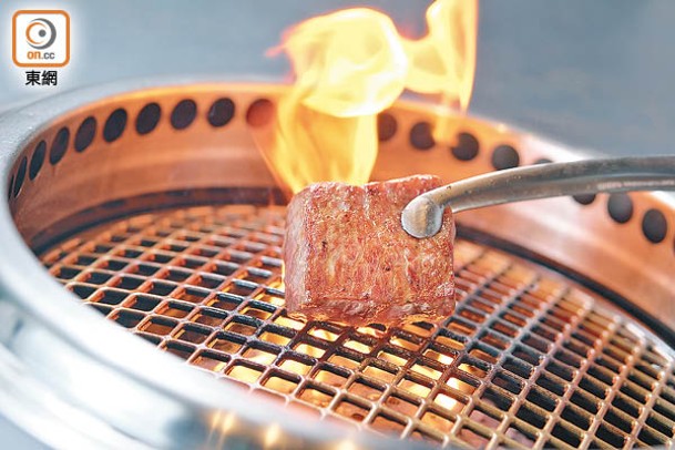 日本A5頂級和牛莎朗<br>單面烤至金黃色，翻轉烤2分鐘，拿起閒置5分鐘，兩面再各烤1分鐘，油脂豐富，入口即溶。