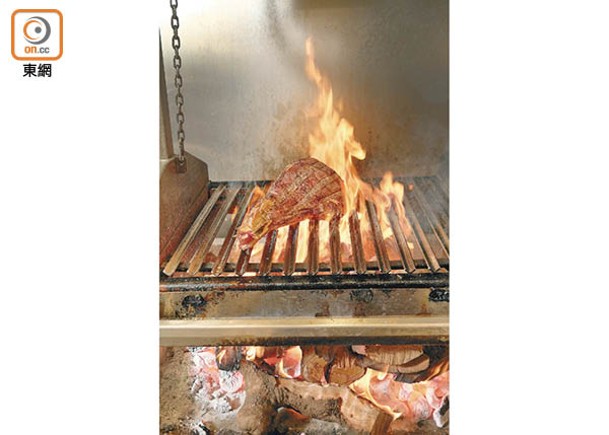 開放式燒爐配可升降的烤架，方便食材直接明火烤燒。