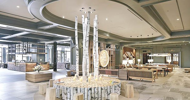 大堂有高聳白樺樹裝飾，靈感來自北海道森林。