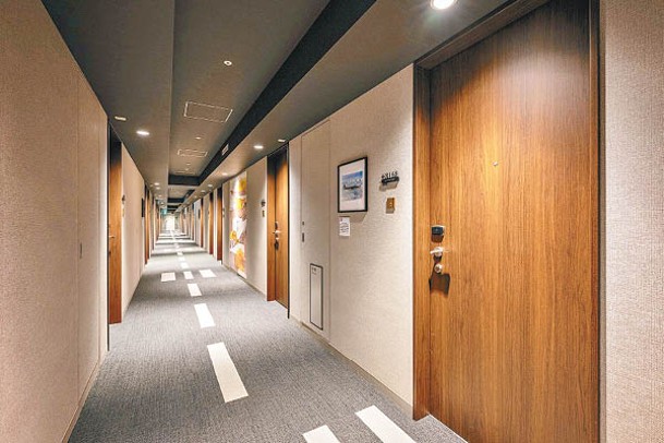 客房外的走廊設計得像機場跑道一樣。