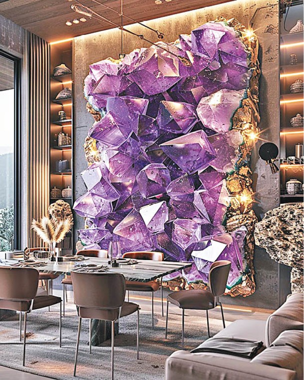 在燈光映襯下，飯廳的紫水晶主題牆顯得更具層次感。（ig@archibotics）