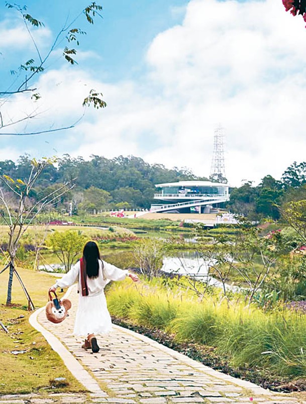 附近是綠道及大草坪，適合郊遊野餐。（小紅書@元元Ooo）