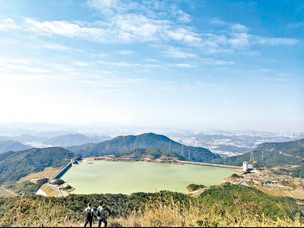 近山頂水庫設觀景台，可看到水庫全景。