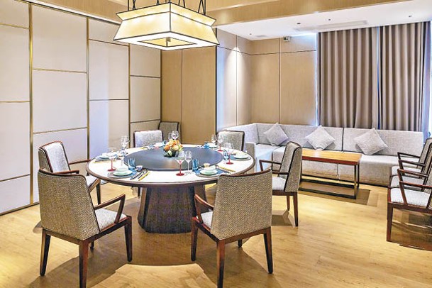 餐廳以木系色調為主，簡約高雅，另設6間VIP房。