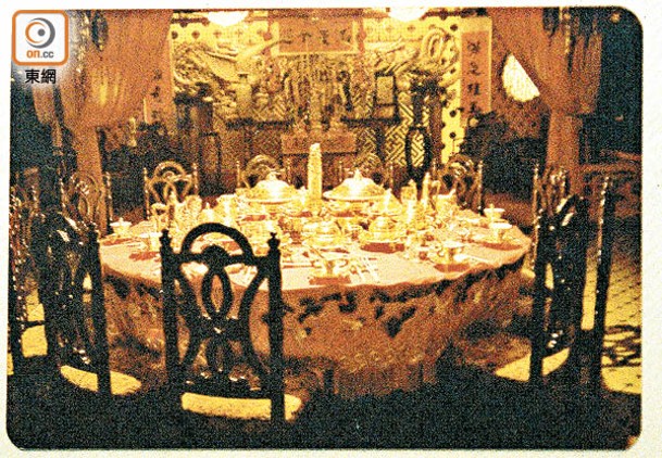 枱上的鍍金餐具，據指花費港幣4萬多元，在當時相當奢華。