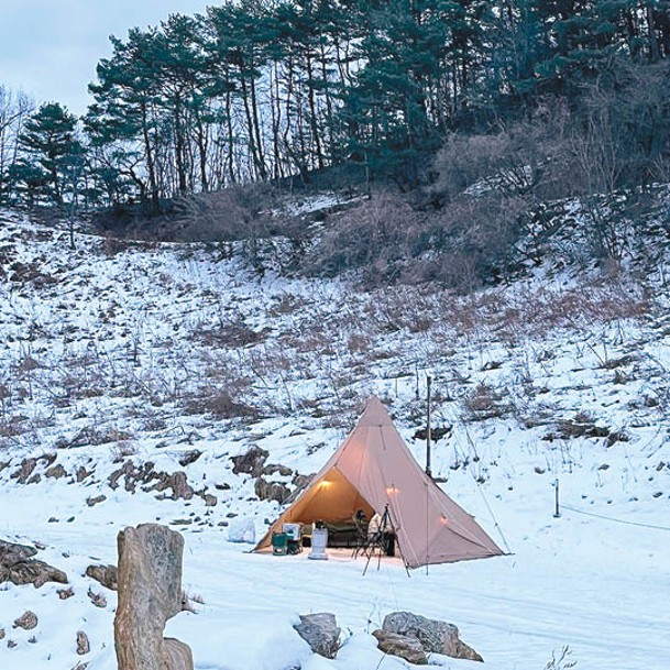 冬季有不少人來露營，踏出帳幕就是茫茫白雪，很有氣氛。