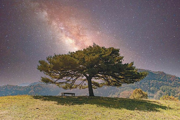 晚上營地沒有光害，可以看到平昌郡閃爍的銀河星空。