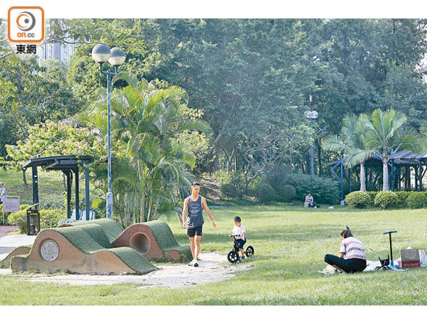 公園面積廣闊，並設有全港最大的草坪。