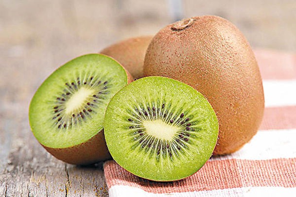 每日進食含豐富維他命C的水果，如奇異果、士多啤梨，可增強身體抵抗力。