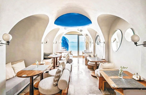 餐廳建於拱形空間內，感覺恍如神秘洞穴。