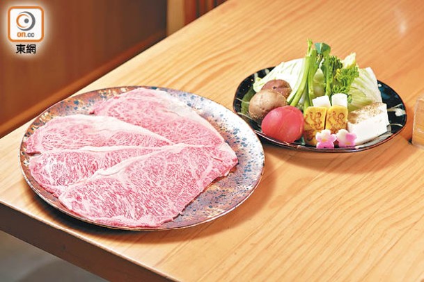 壽喜燒有京都姬牛及橄欖和牛片，以及7款時令日本蔬菜，足夠2人慢慢歎。