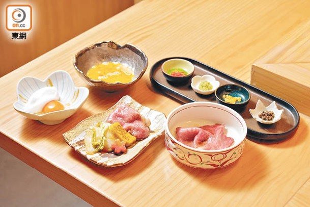 （左碟）橄欖和牛和（右碗）京都姬牛可以蘸蛋汁食用外，還有創意雲朵蛋及4款配料選擇，為傳統壽喜燒加添新意。