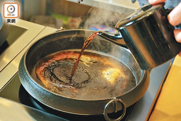 1. 鍋內先倒入醬汁煮滾。