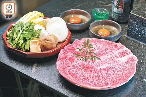 壽喜燒套餐會有京都姬牛肉眼和西冷，以及熊本縣和王牛牛肩，偶然也會按來貨提供松阪牛牛肩，並有蔬菜拼盤，足夠2人享用。