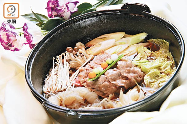 傳統關東壽喜燒，牛肉會加蔬菜同煮，醬汁亦較多。