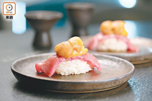 和牛壽司<br>京都姬牛西冷稍炙，放上北海道海膽再掃點醬汁做成壽司，入口即化。