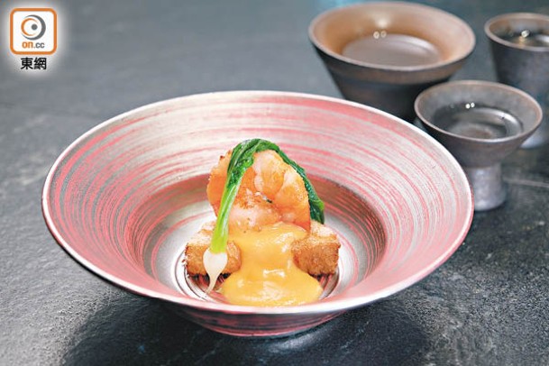 當日料理<br>炸日本海老芋上放蝦肉和迷你蕪菁，配白麵豉汁吃，香口彈牙。
