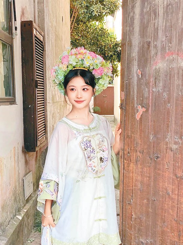 近期，小河直街的「簪花寫真」成為不少人到杭州旅遊的必試環節。（小紅書@呆呆不吃辣椒）