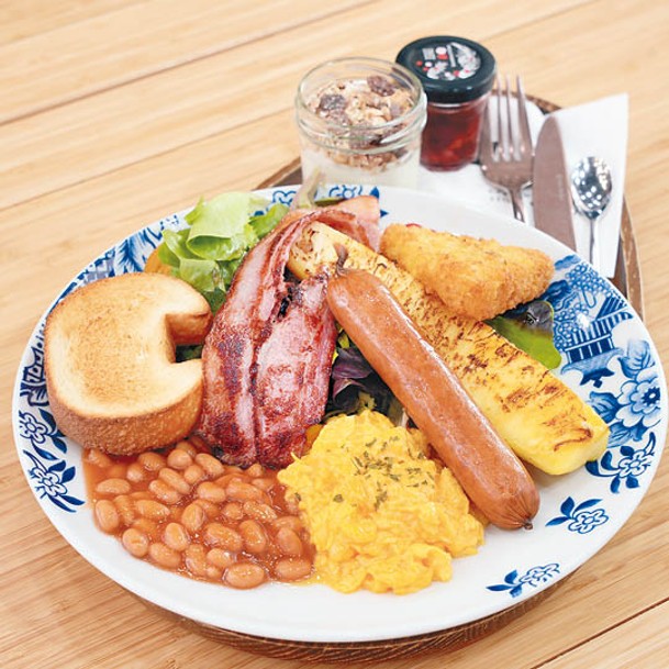 「All Day Breakfast感味 • 大滿足早餐」食材豐富，包括有牛角包、雞肉腸、炒蛋和薯餅等。