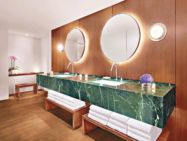 閣樓套房浴室設有綠色大理石洗臉盆。