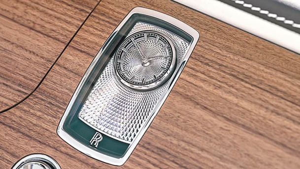 具有119個精美幾何璣鏤圖案刻面的Bespoke高級定制時計，展示了複雜的錶盤工藝。