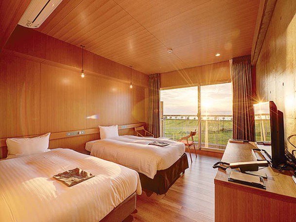 住宿方案提供酒店新館的標準客房及三床房，圖為日落景標準客房。