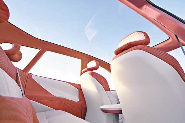 白色車廂配橙色交錯條紋織布座椅，加上有全玻璃車頂引進自然光，明亮開揚。