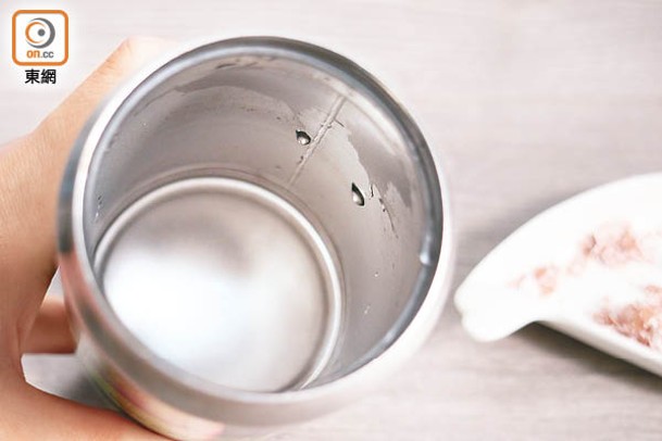 熱水瓶積存污垢，長期不處理可能產生異味，加入蛋殼及水搖晃即可去垢。