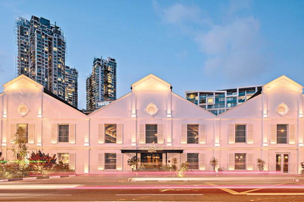 酒店是坐落於新加坡河畔的白色三連幢建築。