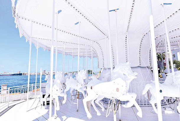 白色旋轉木馬是棧貳庫的有名景點，酒店住客可免費乘坐一次。