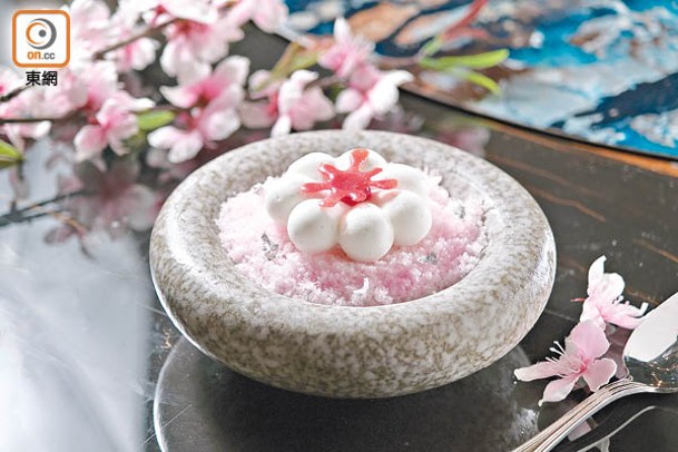 日本酸梅奶凍配洛神花冰<br>碎冰和雲呢拿椰子雪糕均加入櫻花水製作，和底層酸梅奶凍同吃，甜度剛好。