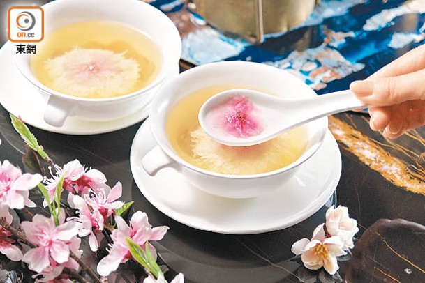 櫻花豆腐湯<br>雞湯加松茸和菊花豆腐，放上一朵櫻花，花朵隨湯擺動，生動又清新。