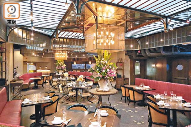 闊落的主用餐區配有超高樓底，寫意舒適。