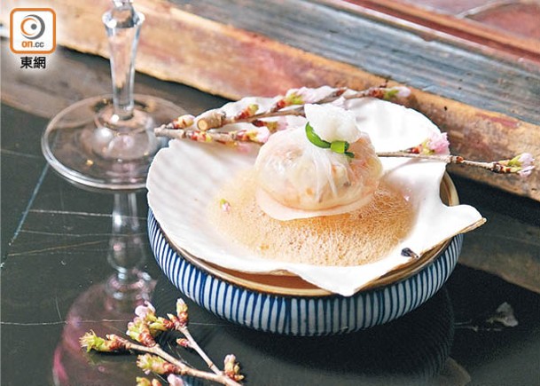 煎北海道元貝<br>餃子以元貝粒、馬蹄和甘筍作餡，與香煎元貝作兩食，伴以櫻花汁和泡泡，造型精緻。
