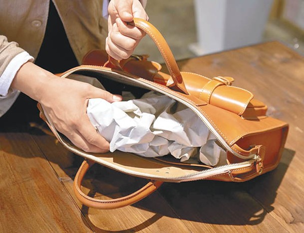 皮袋內塞入報紙或雪梨紙團，然後放入防塵袋內，注意同樣要垂直放置。