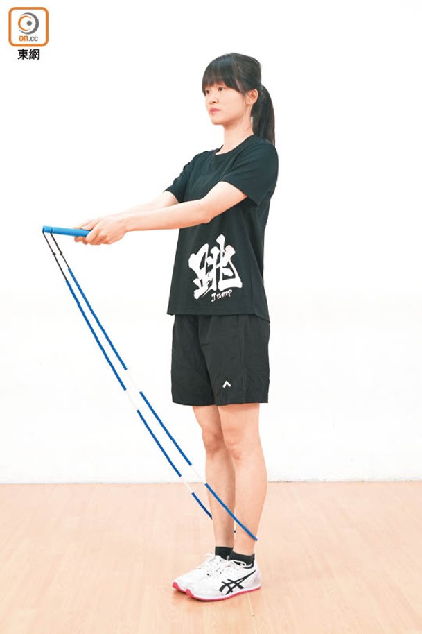 正確準備動作應將繩放在腳後方位置，雙手向前伸直後才開始跳繩。