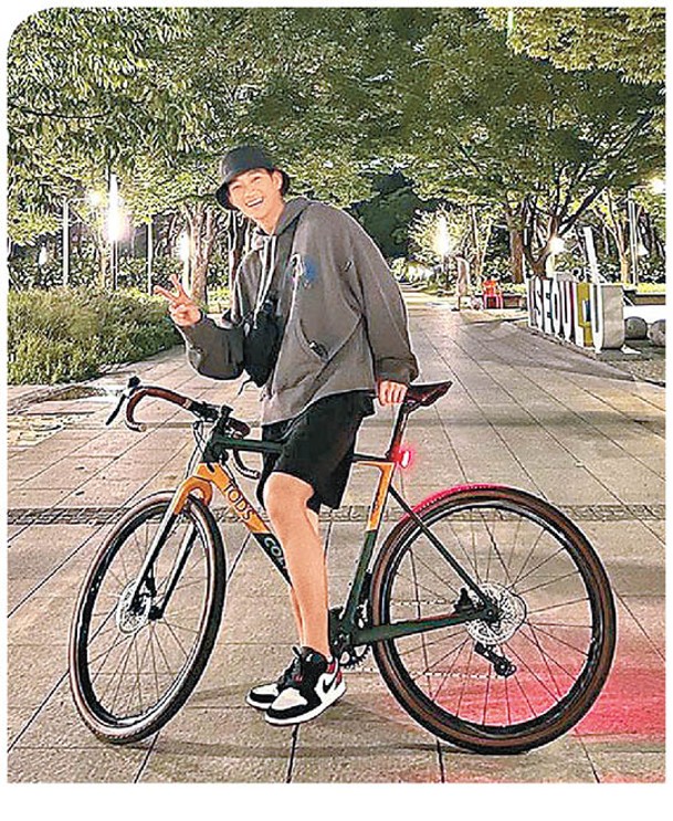 韓星金秀賢於新劇《淚之女王》大騷腹肌，其實他私底下是單車發燒友，其中一輛收藏品是Tod’s與Colnago聯乘的T Bike，售價約14.5萬港元。
