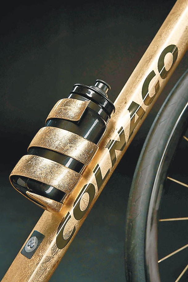 以環意大賽獎盃為設計靈感的鍍金水壺架。
