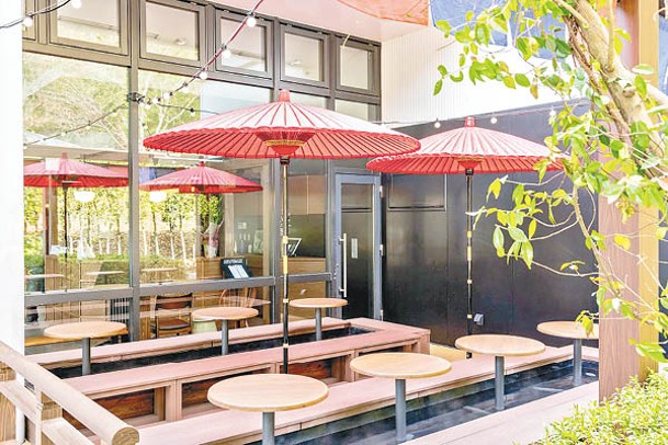 茶屋設在餐廳的戶外位置，貼心地設有大傘子遮擋陽光。